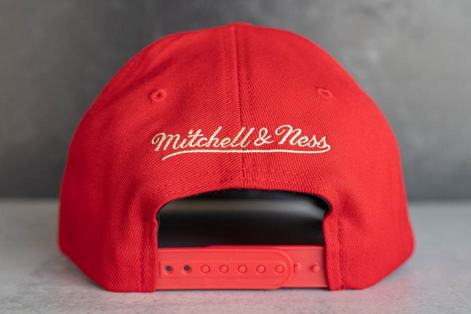 Mitchell & Ness Red / White Chicago Bulls Snapback Hat