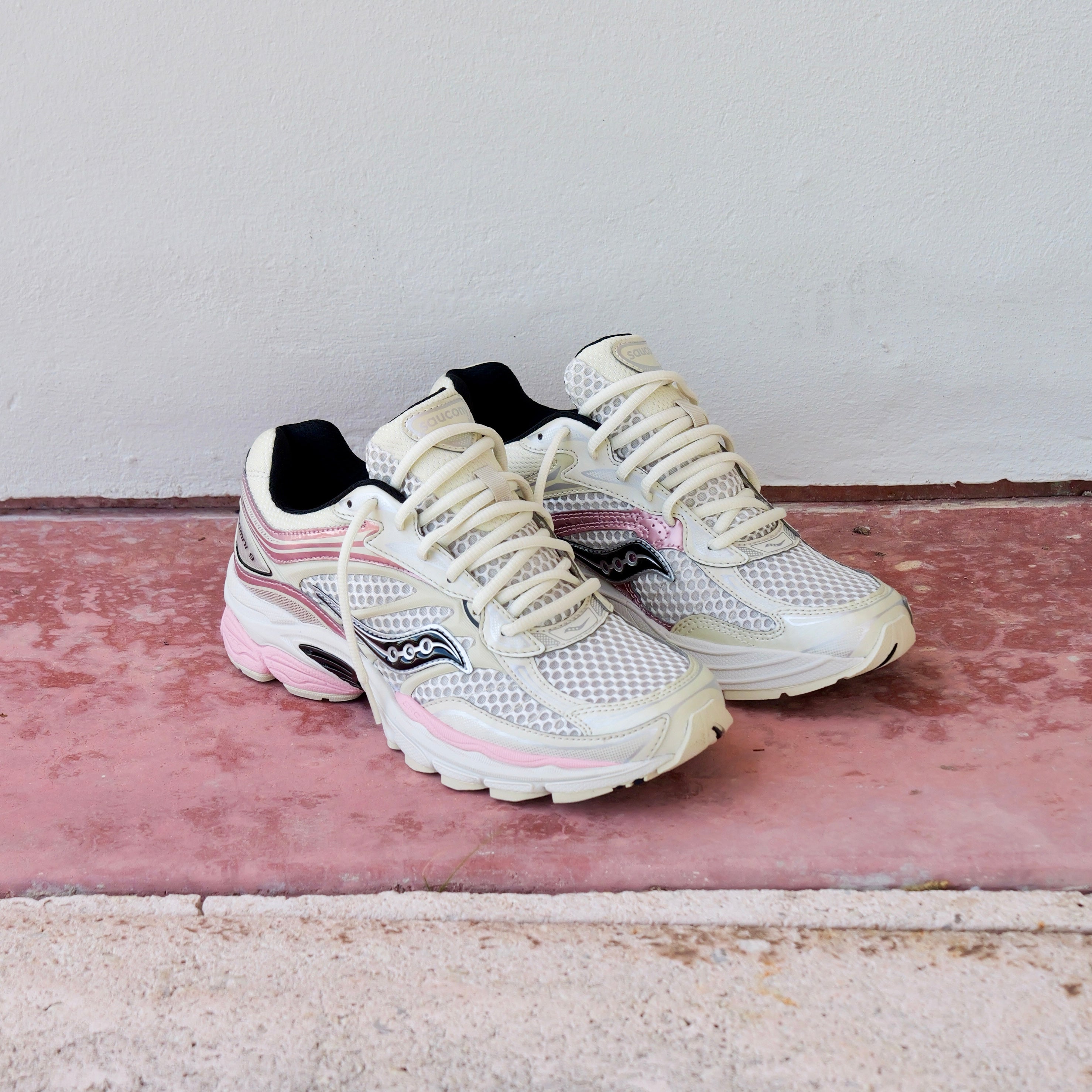 Mens Saucony ProGrid Omni 9 (Eggshell/Touch) - Saucony