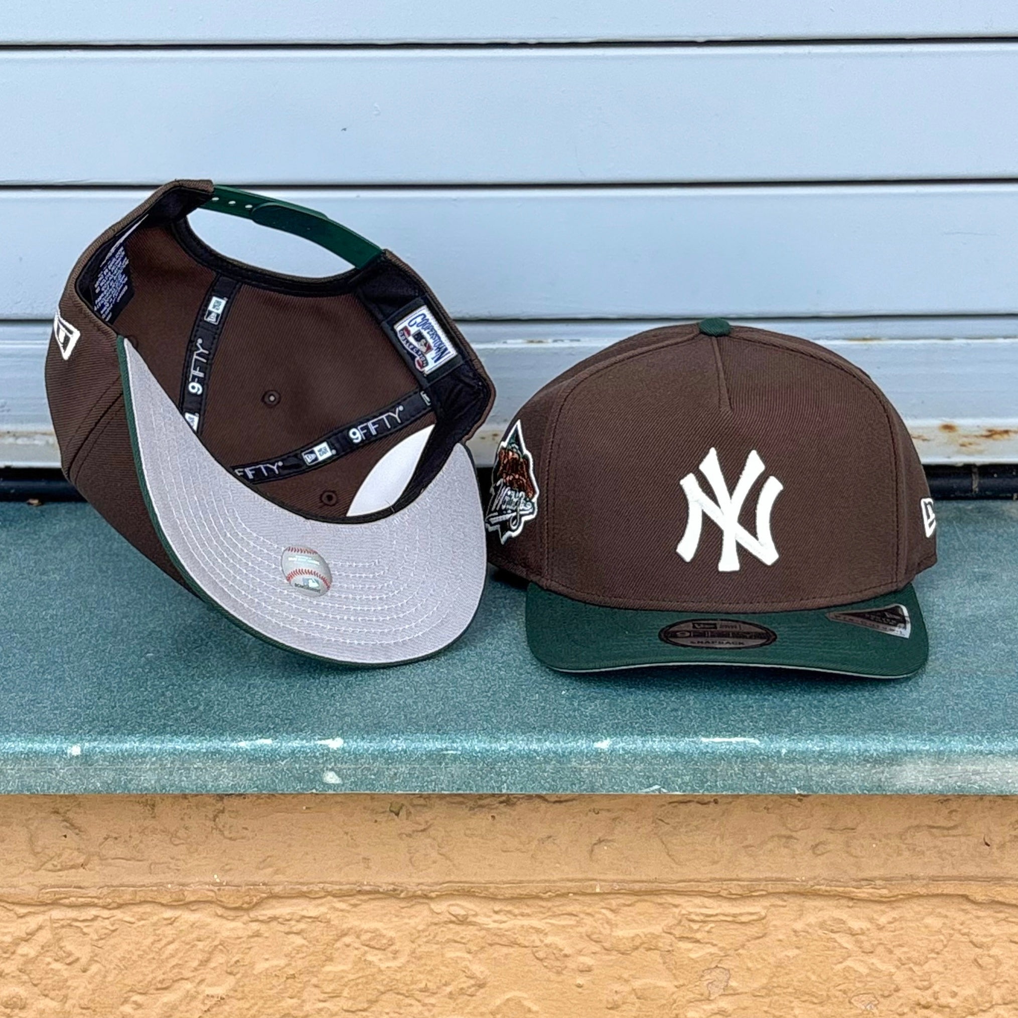 New Era New York Yankees 1999 World Series Grey UV 9Fifty A-Frame Snapback (Brown/Dark Green)