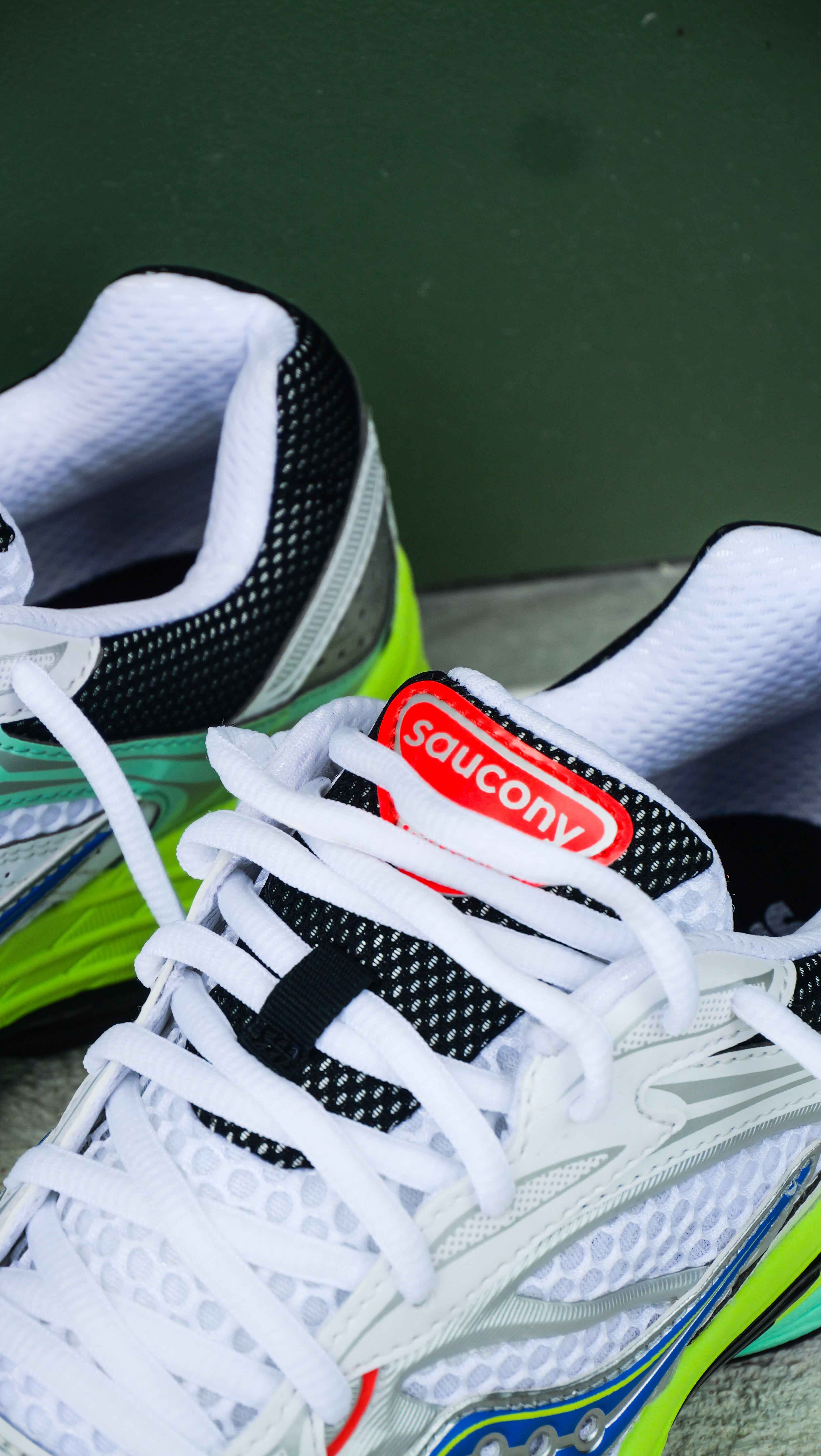 Mens Saucony ProGrid Omni 9 (White Tart)