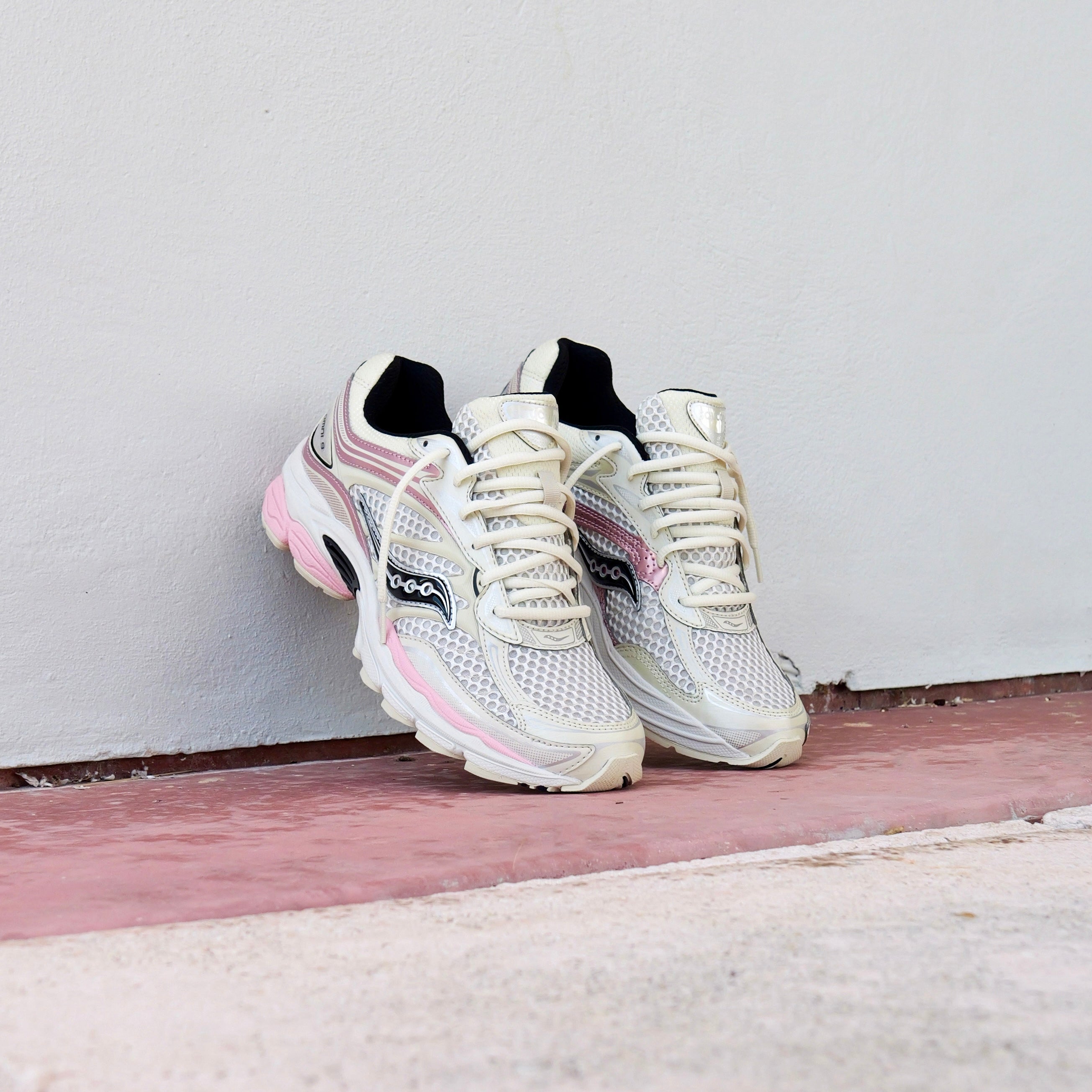 Mens Saucony ProGrid Omni 9 (Eggshell/Touch) - Saucony