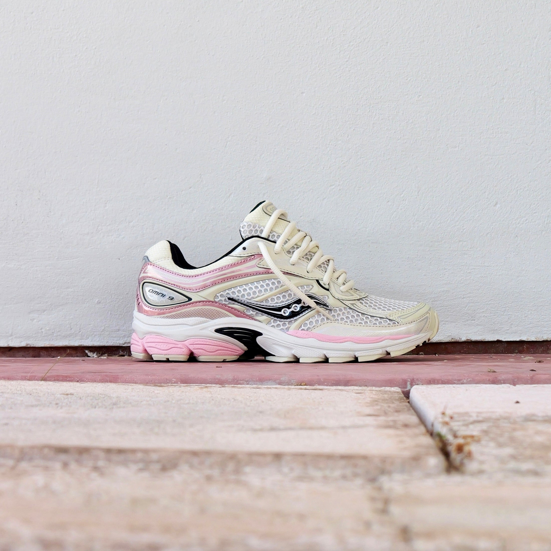 Mens Saucony ProGrid Omni 9 (Eggshell/Touch) - Saucony