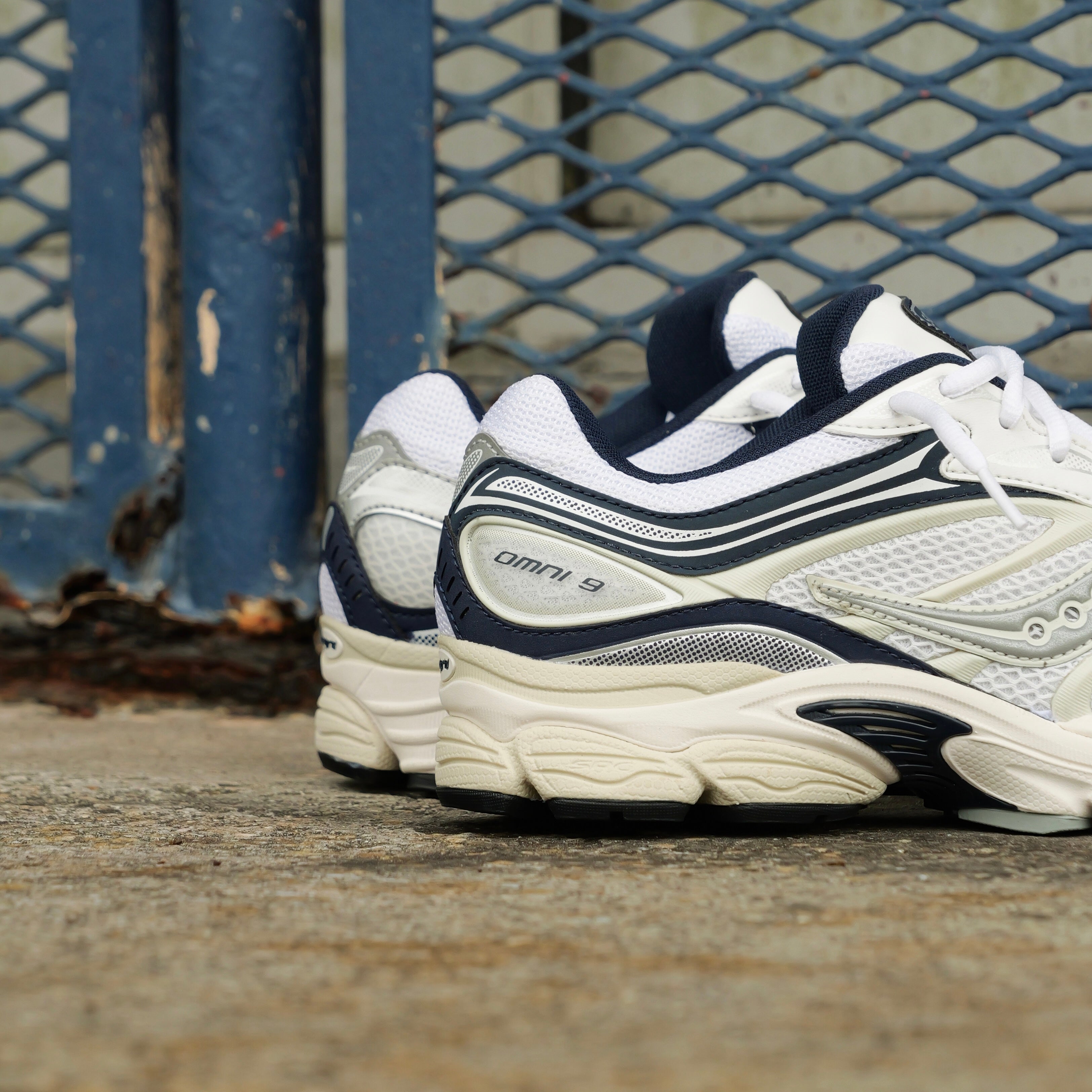 Mens Saucony ProGrid Omni 9 (White/Navy) - Saucony