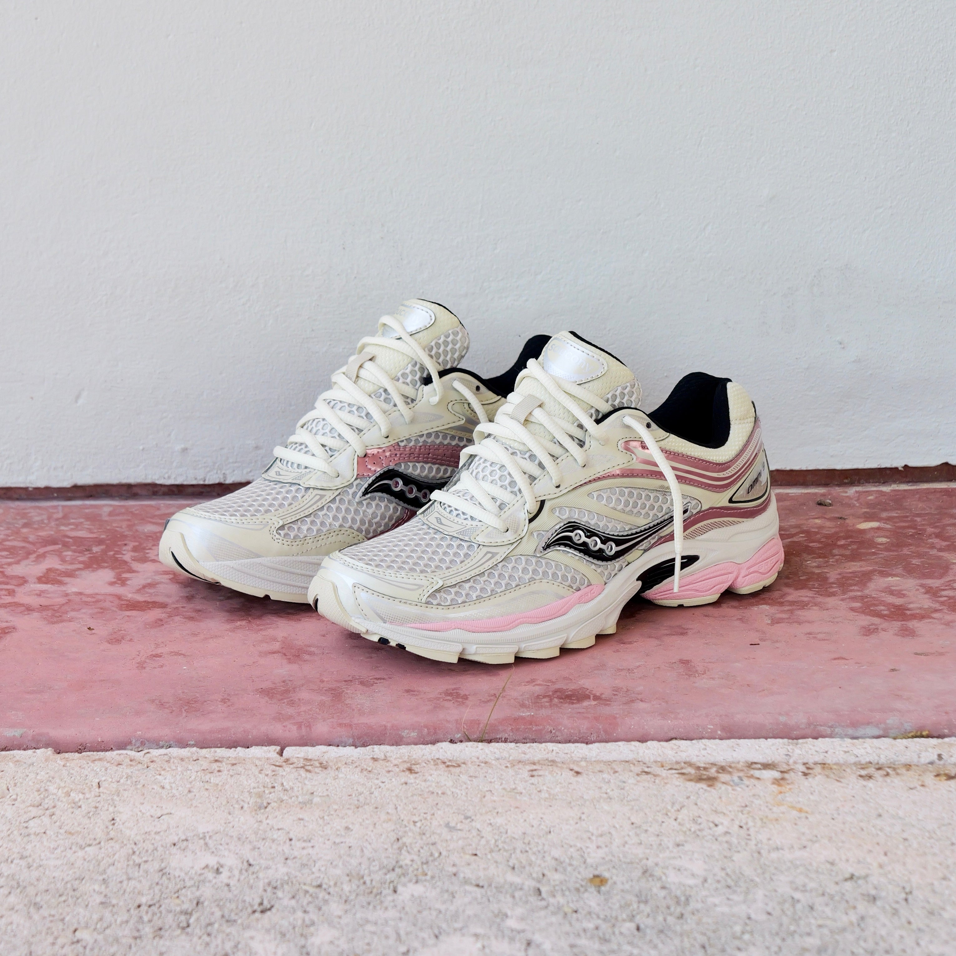 Mens Saucony ProGrid Omni 9 (Eggshell/Touch) - Saucony