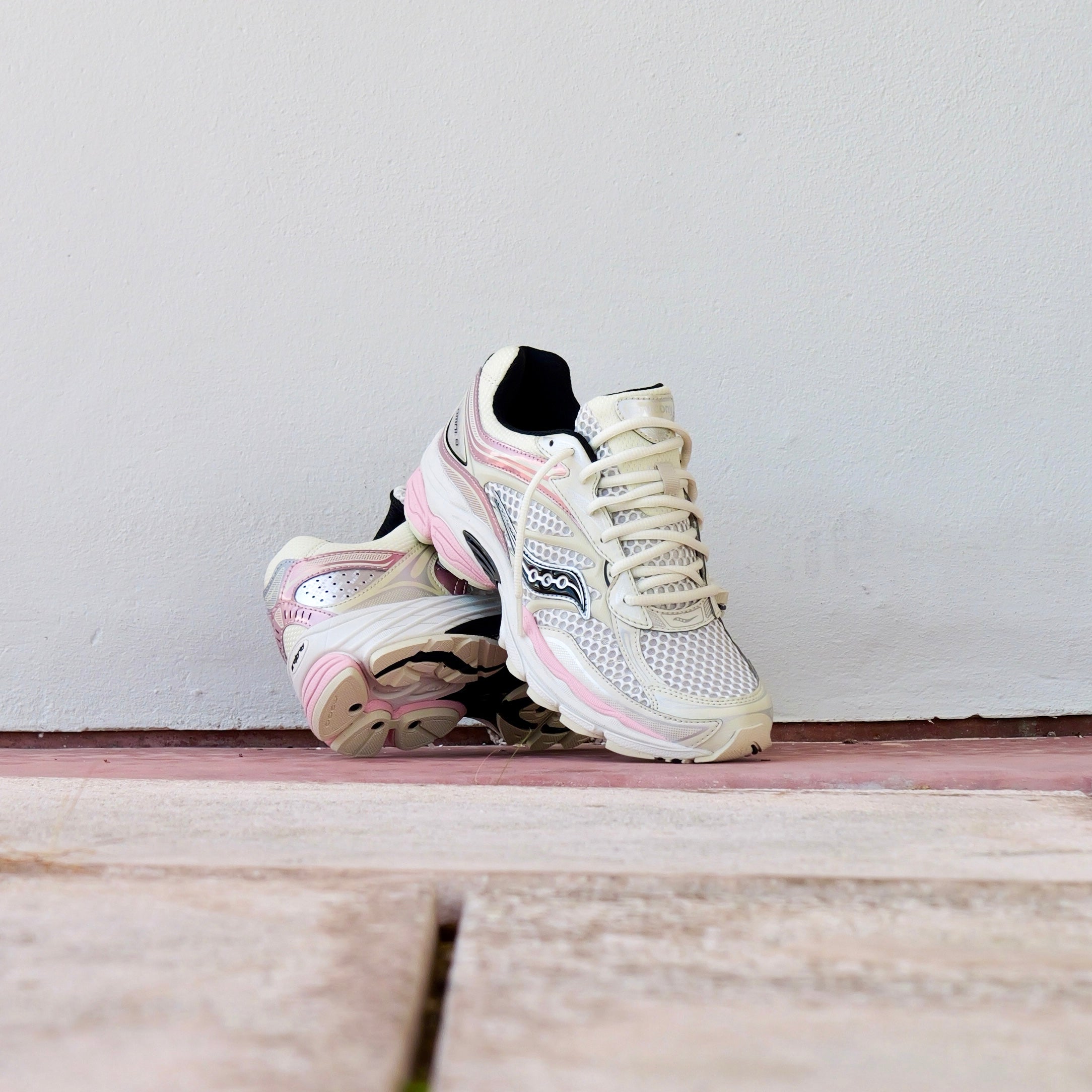 Mens Saucony ProGrid Omni 9 (Eggshell/Touch) - Saucony