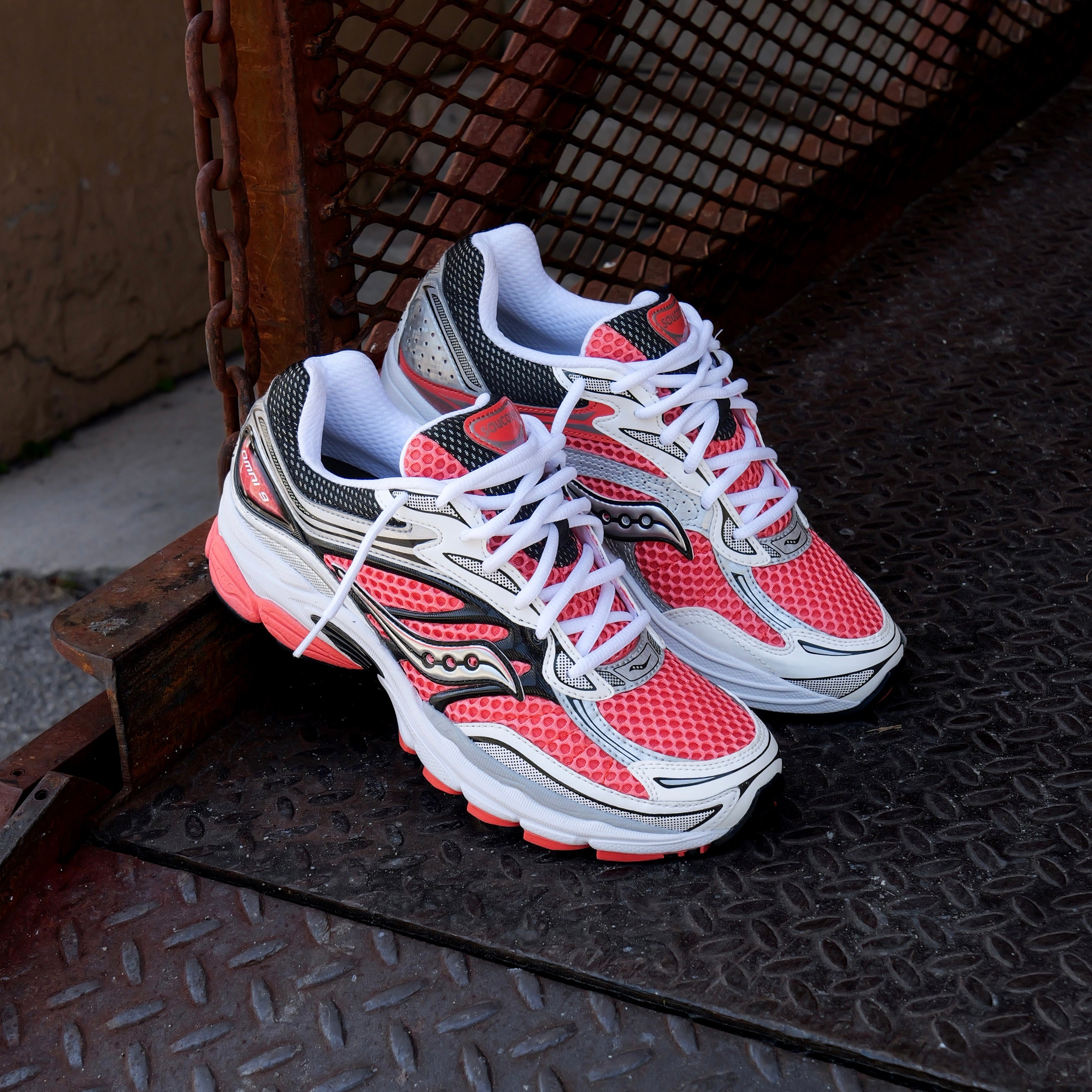 Mens Saucony ProGrid Omni 9 (Silver/Coral) - Saucony