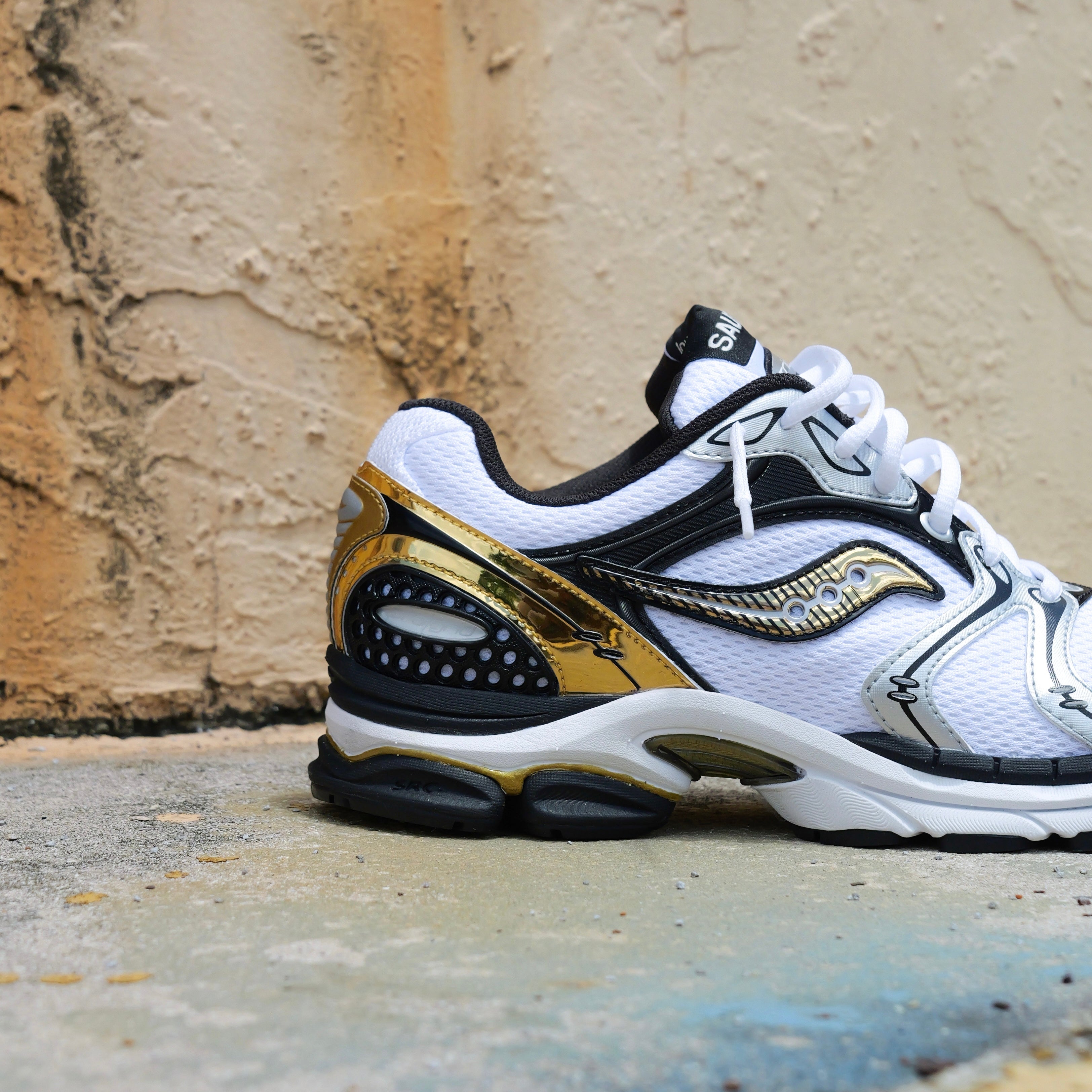 Mens Saucony ProGrid Triumph 4  (Gold/Chrome) - Saucony