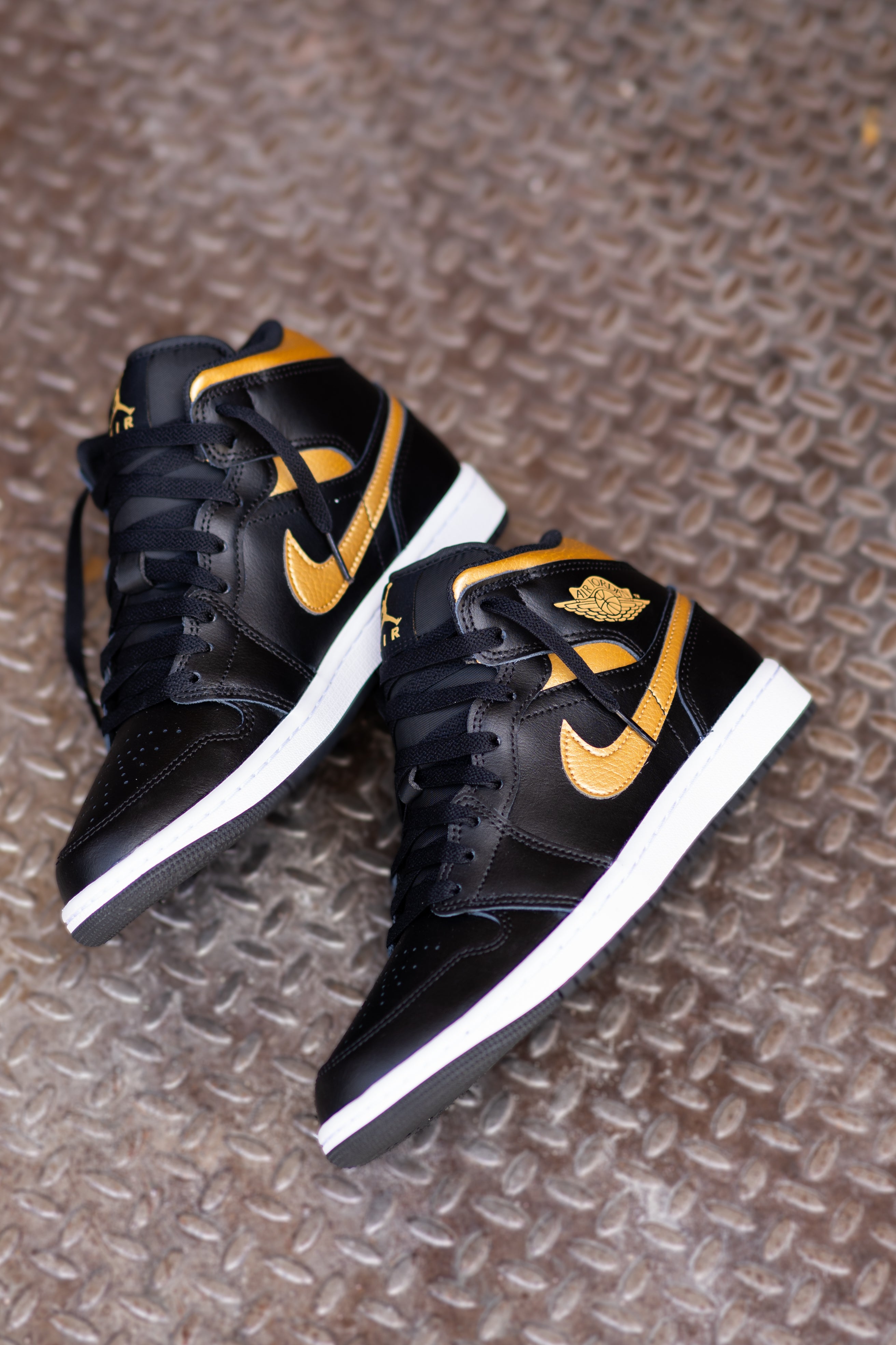 Mens Air Jordan 1 Mid (Black/Metallic Gold/White)