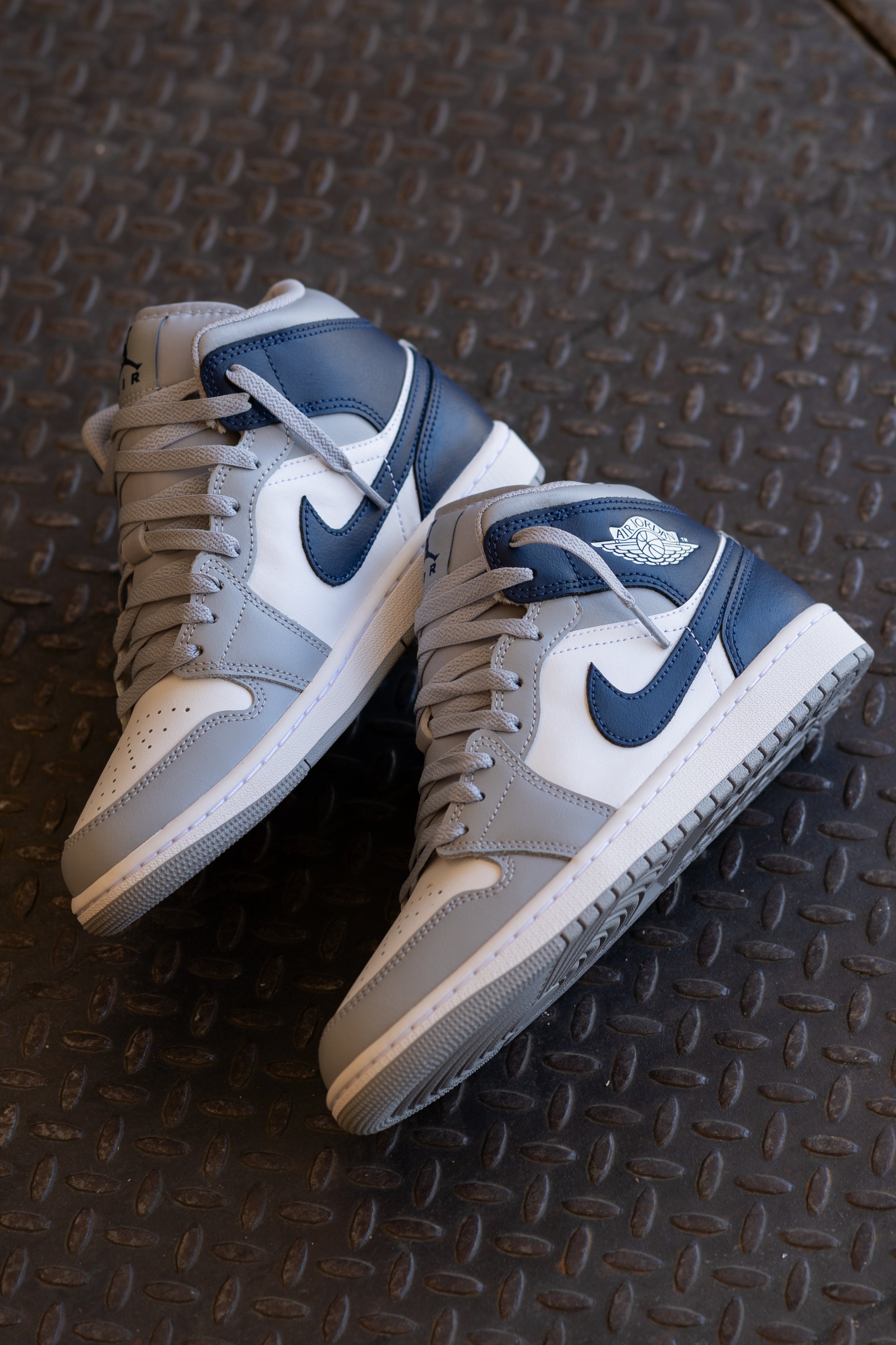 Mens Air Jordan 1 Mid (White/Midnight Navy/Wolf Grey)