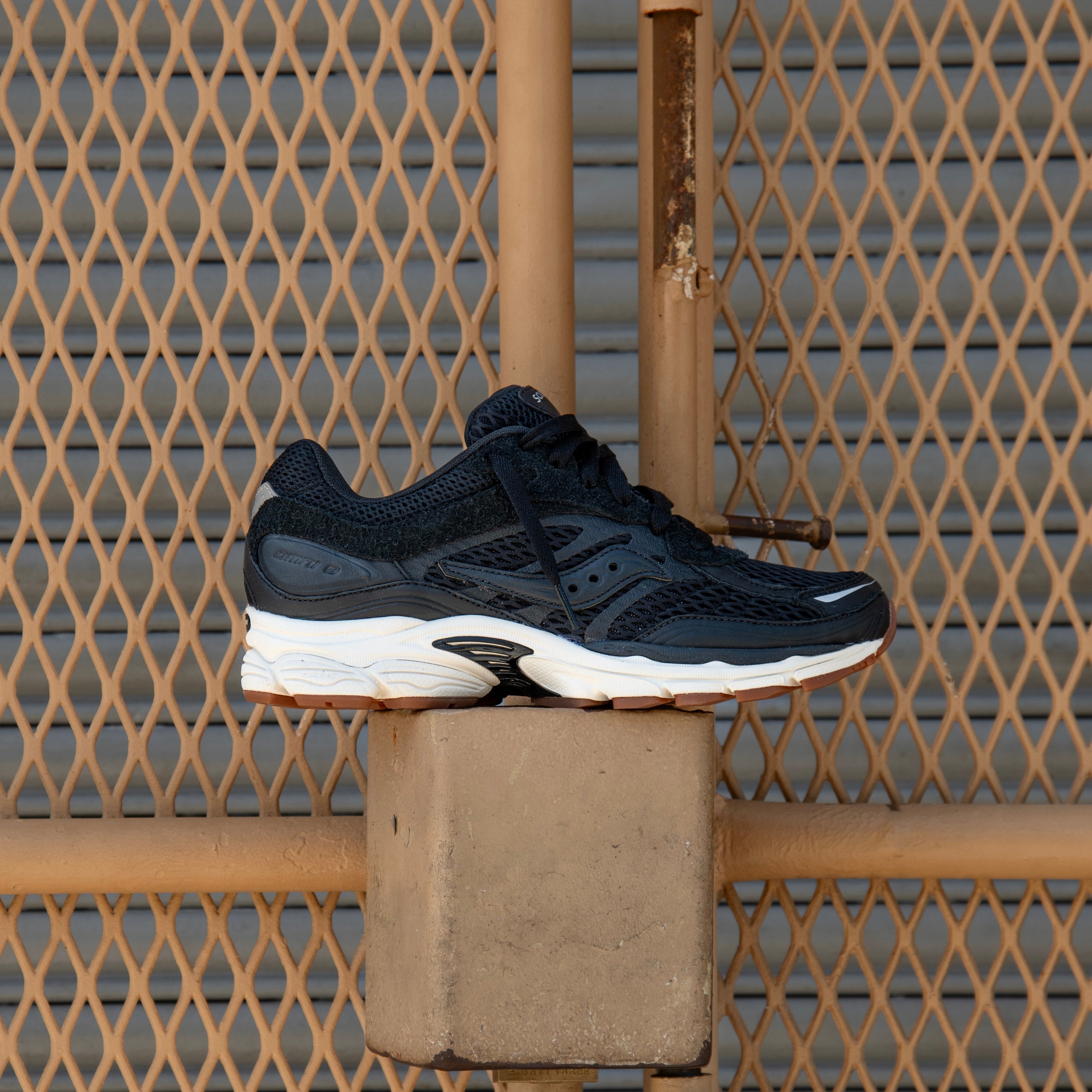 Mens Saucony ProGrid Omni 9 (Crafted Black) - Saucony