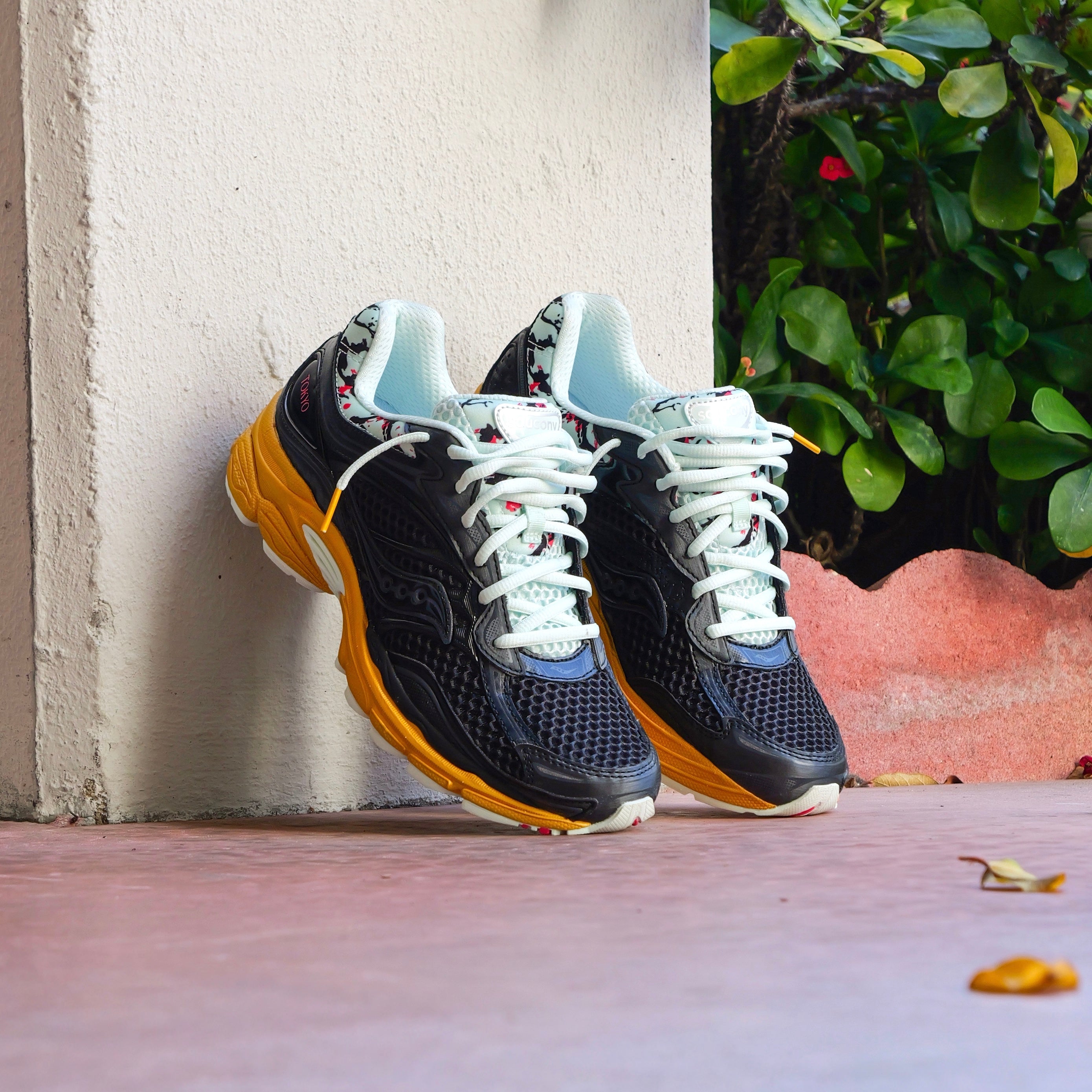 Mens Saucony ProGrid Omni 9 (Black Fleur) - Saucony