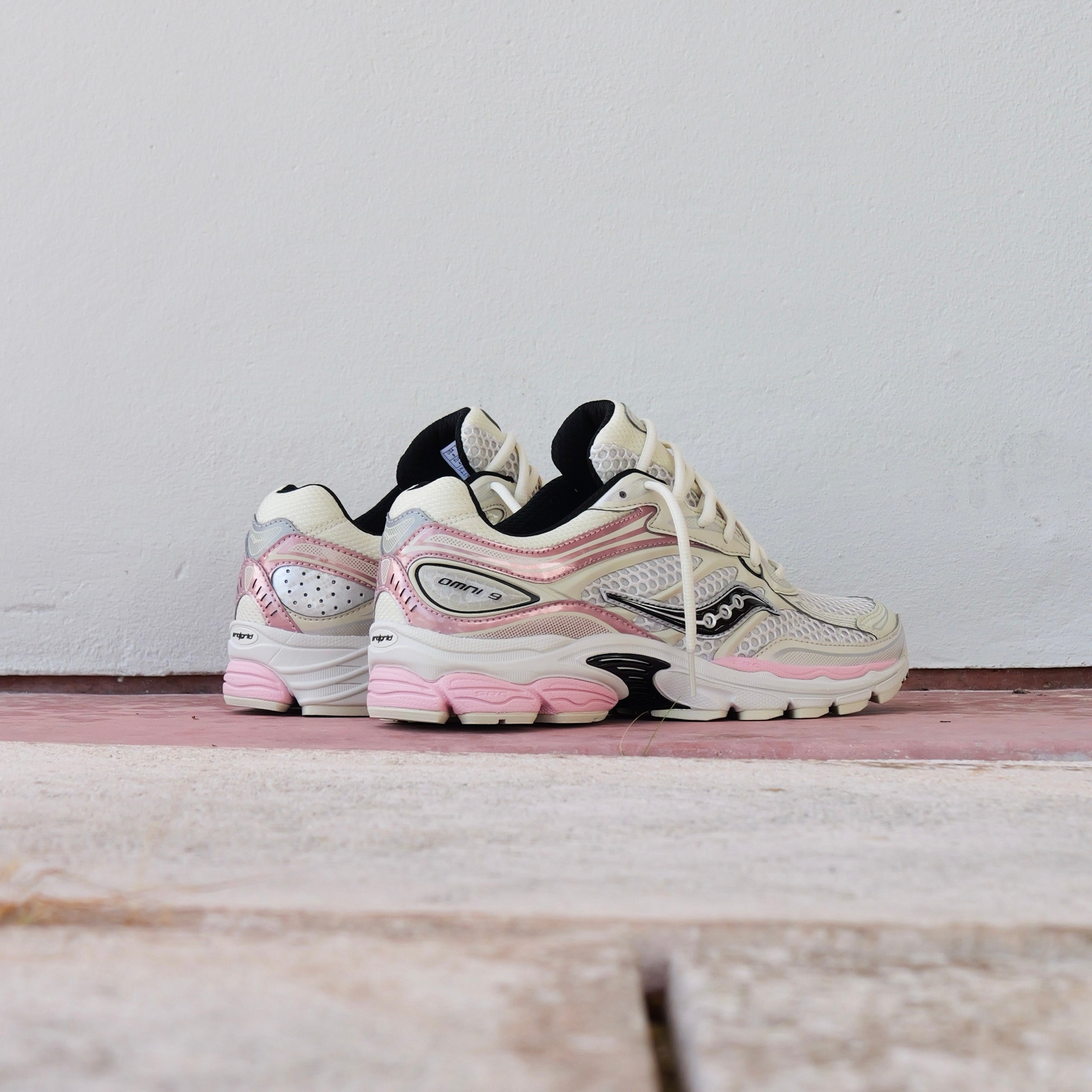 Mens Saucony ProGrid Omni 9 (Eggshell/Touch) - Saucony
