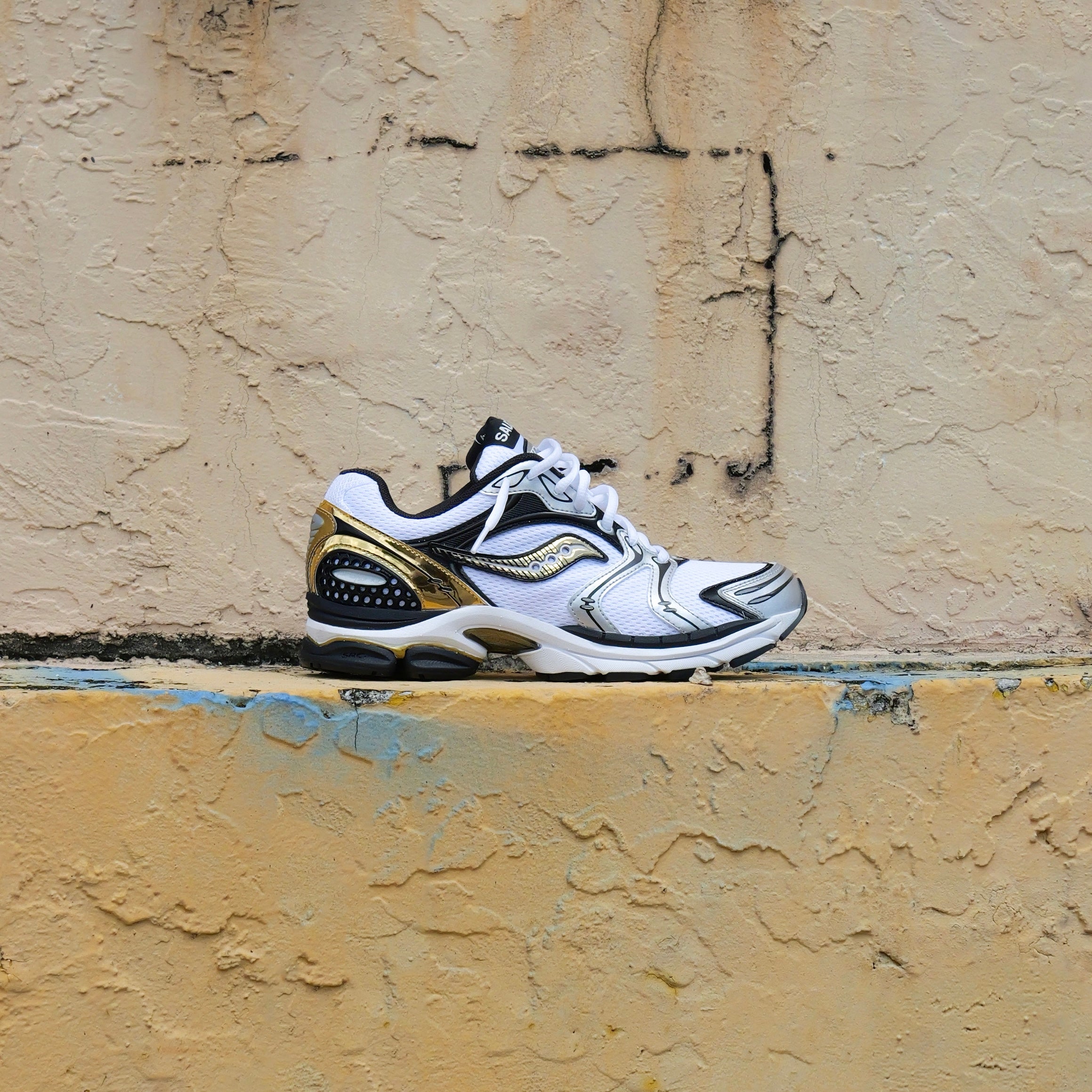 Mens Saucony ProGrid Triumph 4  (Gold/Chrome) - Saucony