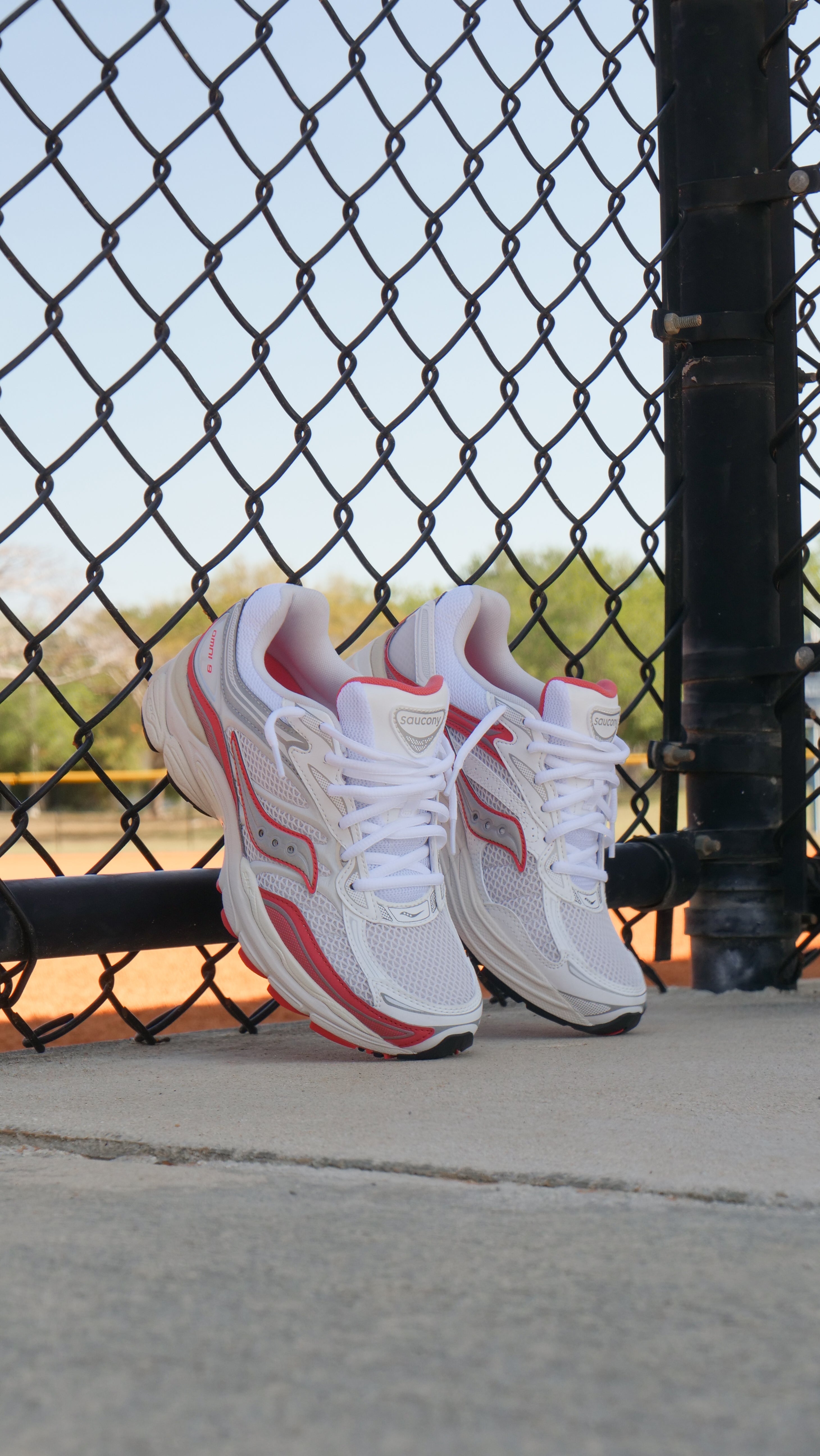 Mens Saucony ProGrid Omni 9 (Ivory/Coral)